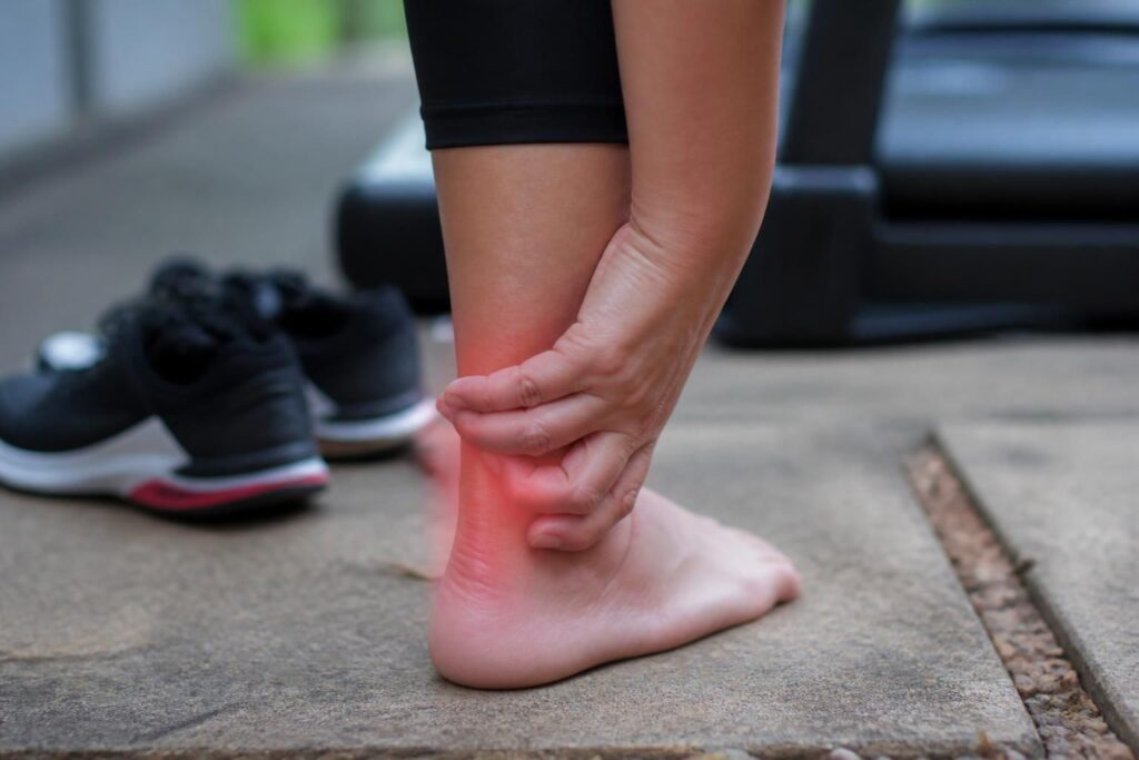 découvrez les causes fréquentes de la douleur au tendon d'achille et profitez de conseils efficaces pour soulager votre gêne et retrouver votre mobilité.